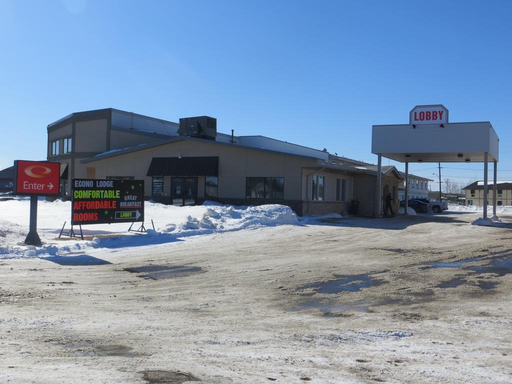 Howard Johnson By Wyndham Thunder Bay Exterior photo