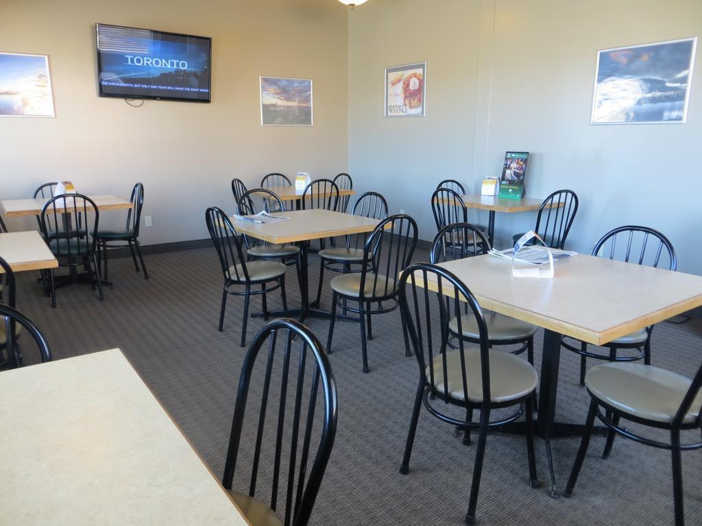 Howard Johnson By Wyndham Thunder Bay Exterior photo
