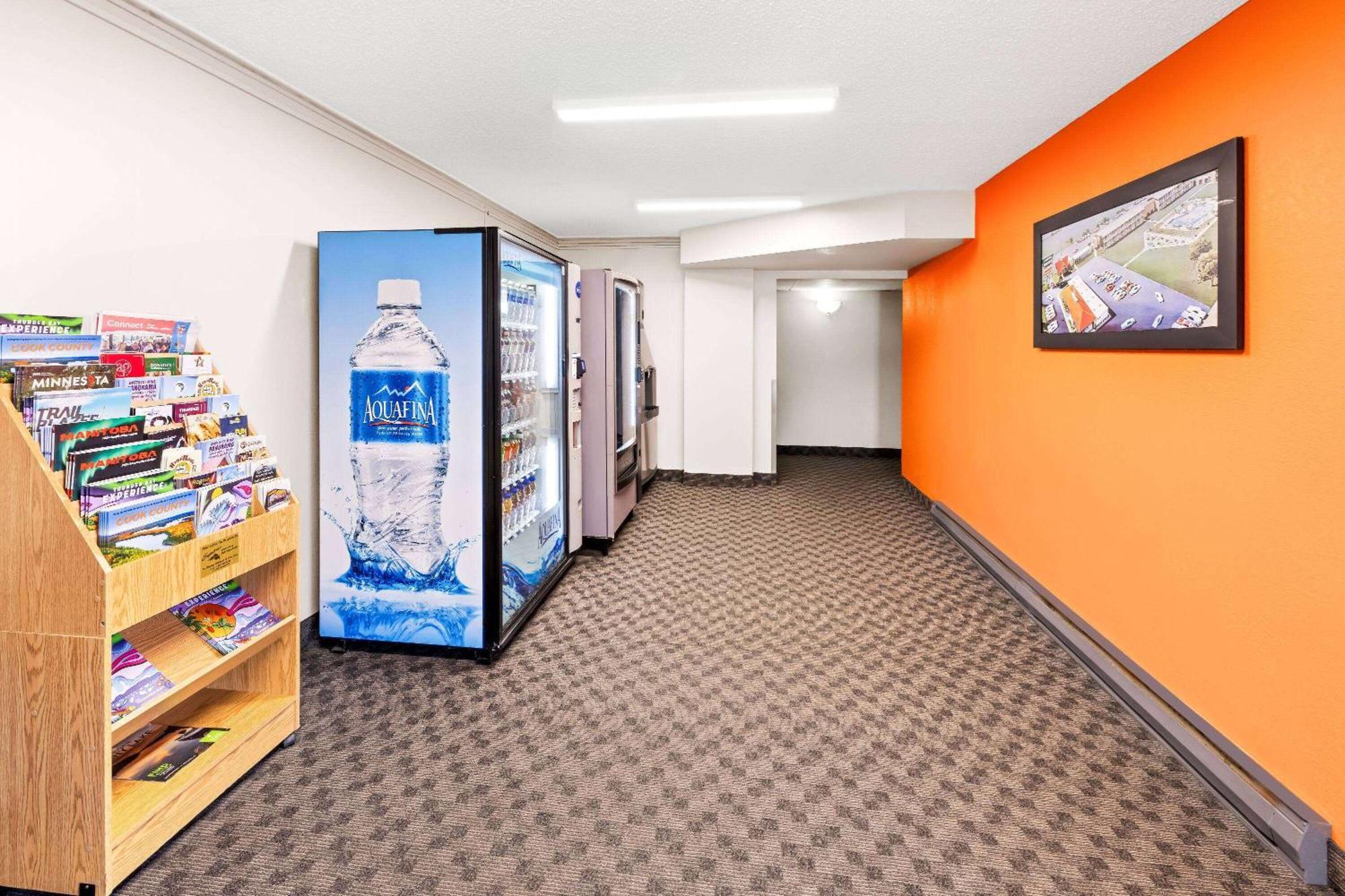 Howard Johnson By Wyndham Thunder Bay Exterior photo