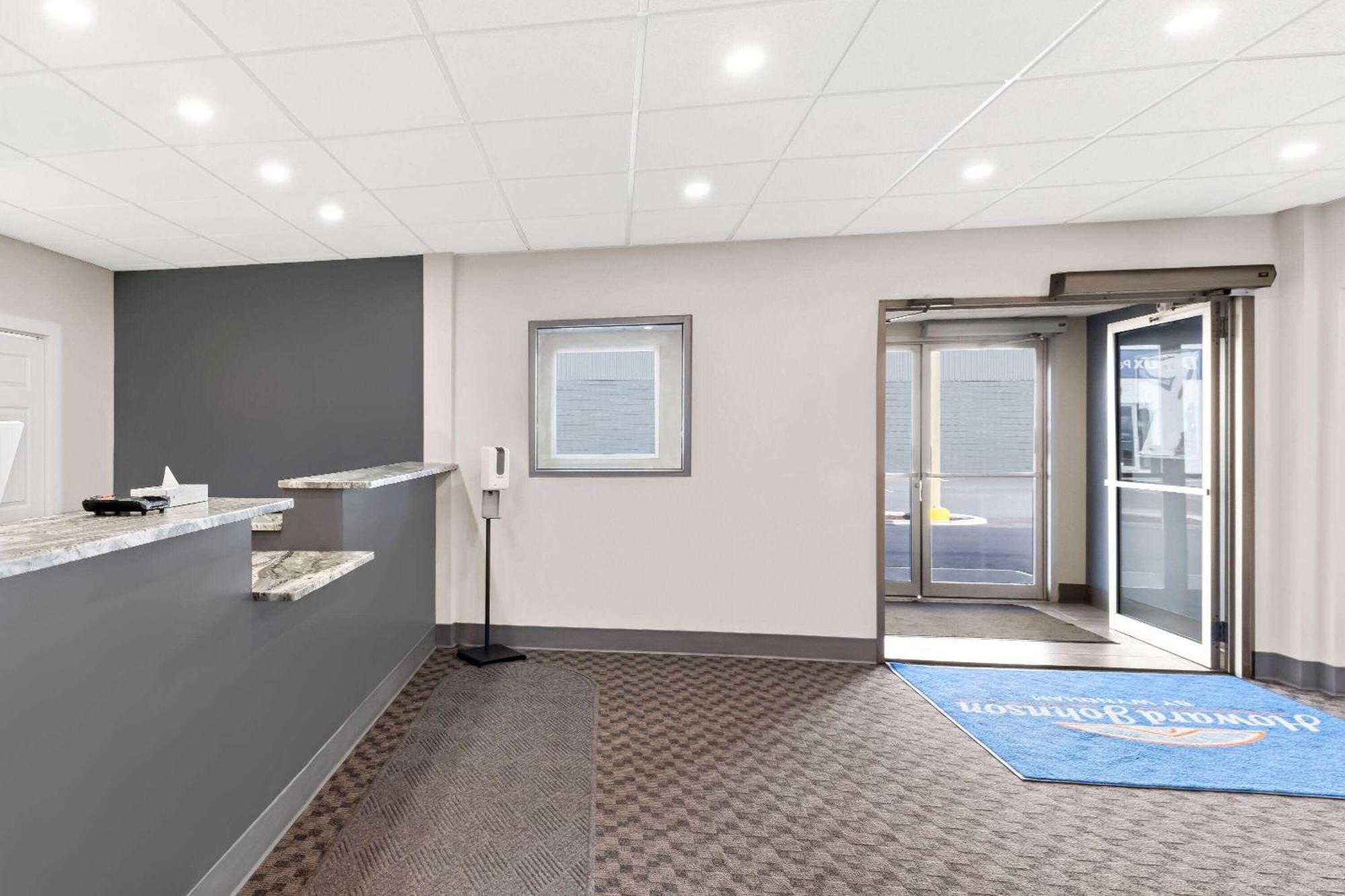 Howard Johnson By Wyndham Thunder Bay Exterior photo