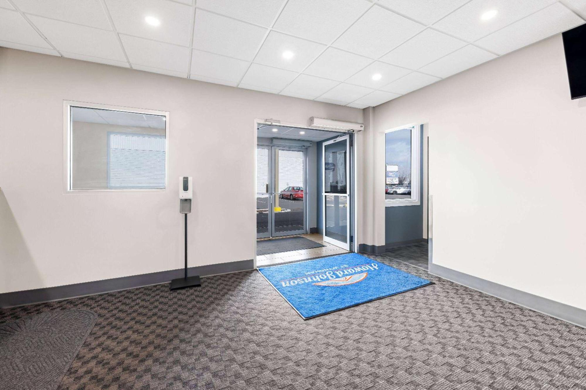 Howard Johnson By Wyndham Thunder Bay Exterior photo